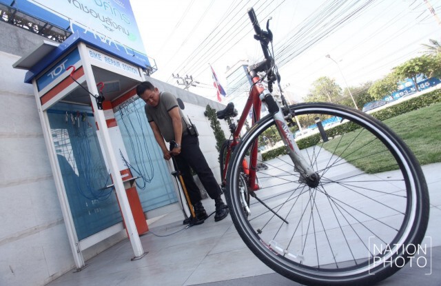 “ไอเดียเจ๋ง” เปลี่ยนตู้โทรศัพท์ เป็น สถานีซ่อมจักรยาน