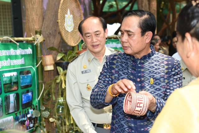 นายกฯ อารมณ์ดีป้อนหญ้าควาย บอกให้ทำดีชาติหน้าได้เกิดเป็นคน