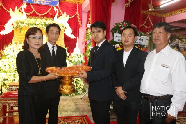 เพื่อน-นักการเมือง ร่วมสวดอภิธรรมศพ"น้องเบนซ์" คืนวันที่ 4 เต็มวัด