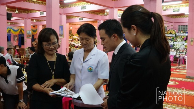 เพื่อน-นักการเมือง ร่วมสวดอภิธรรมศพ"น้องเบนซ์" คืนวันที่ 4 เต็มวัด