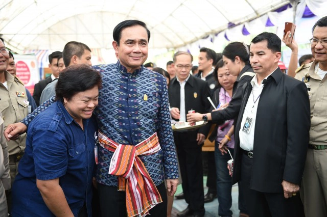 นายกฯ อารมณ์ดีป้อนหญ้าควาย บอกให้ทำดีชาติหน้าได้เกิดเป็นคน