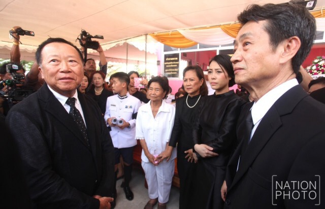 ครอบครัว ญาติ เพื่อนนักศึกษา ร่วมพิธีพระราชทานเพลิงศพ "เบนซ์ ธันฐภัทร์"