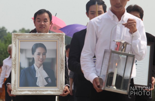ครอบครัว ญาติ เพื่อนนักศึกษา ร่วมพิธีพระราชทานเพลิงศพ "เบนซ์ ธันฐภัทร์"