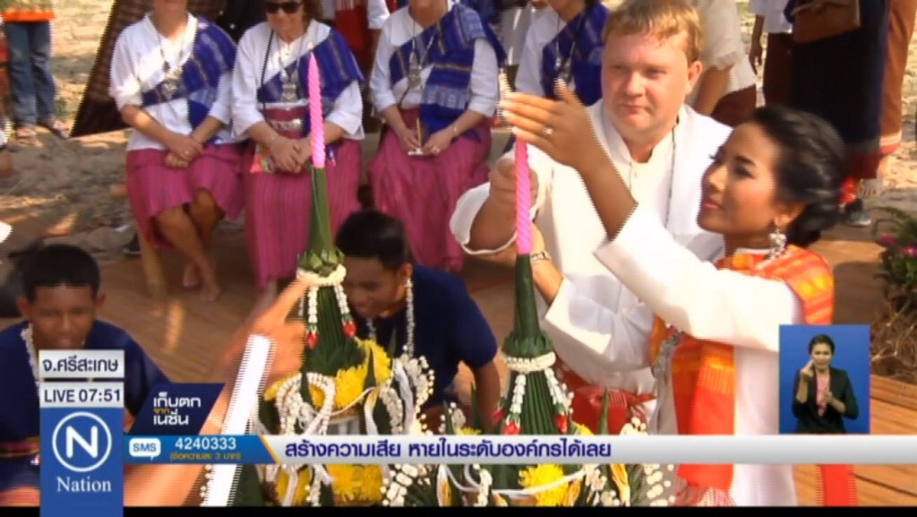 เขยฝรั่งจัดงานแต่งสาวไทยกลางทุ่งนา