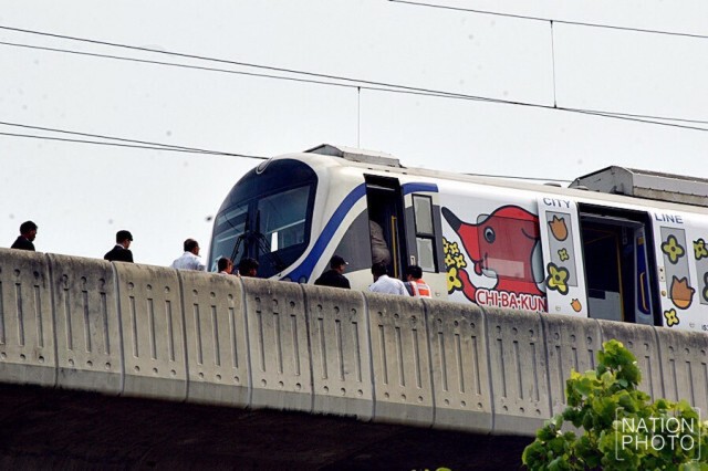 รถไฟฟ้าแอร์พอร์ตลิ้งก์ขัดข้อง ผู้โดยสารเจ็บ 6  โวยขาดการดูแล  ทุบกระจกช่วยตัวเอง เหตุขาดอากาศหายใจ