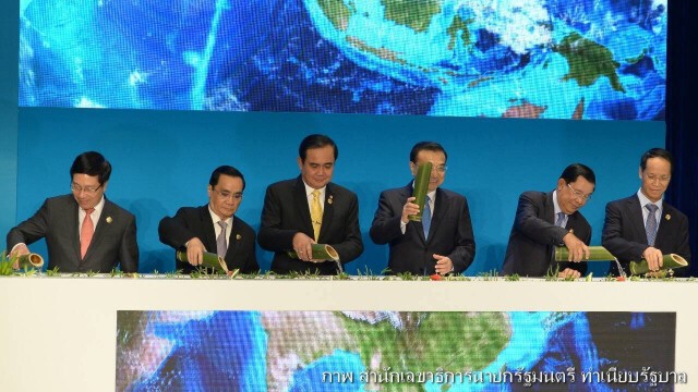 "ประยุทธ์"หารือทวิภาคี"นายกฯ จีน" ได้ข้อยุติรถไฟความเร็วสูงแล้ว ไทยจ้างจีนสร้าง เริ่ม ก.ค. 59
