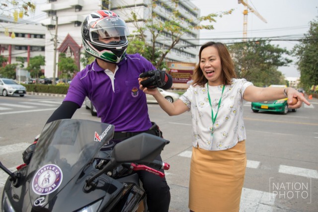 "สวมหมวกรับไข่" รณรงค์ประชาชนสวมหมวกนิรภัยทุกครั้ง