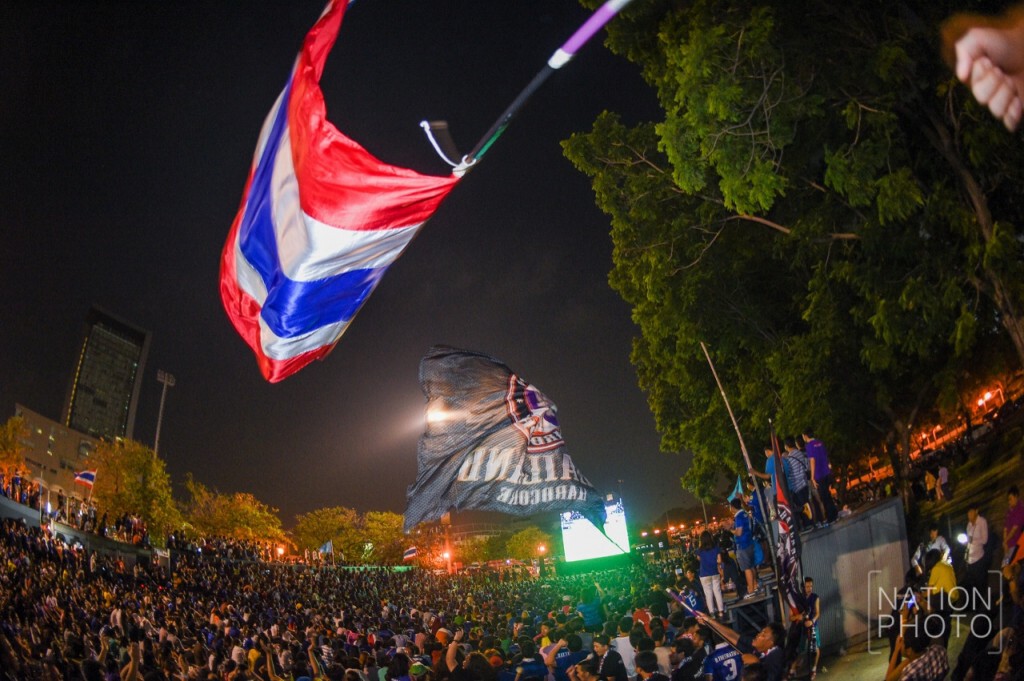 กองเชียร์ช้างศึกสุดคึกคักหน้าจอยักษ์ แมทช์ไทยเสมออิรักสุดมัน 2-2 กองเชียร์ช้างศึกสุดคึกคักหน้าจอยักษ์ แมทช์ไทยเสมออิรักสุดมัน 2-2