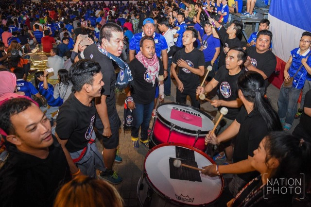 กองเชียร์คึกคัก! แห่เชียร์ช้างศึกไทย-อิรัก ผ่านจอยักษ์ แน่นลานกกท.