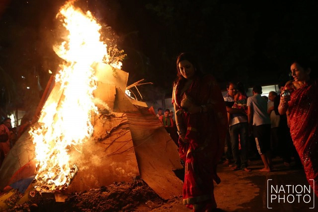 ชาวอินเดียในไทย ร่วมทำพิธีจุดกองไฟ ในคืนพระจันทร์เต็มดวง