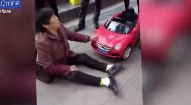 ไม่ลุก...ไม่ไปไหน!
ป้าชาวจีน เรียกค่าทำขวัญ หลังถูก"รถเด็กเล่น"วิ่งชน