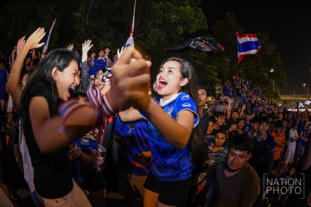กองเชียร์ช้างศึกสุดคึกคักหน้าจอยักษ์ แมทช์ไทยเสมออิรักสุดมัน 2-2