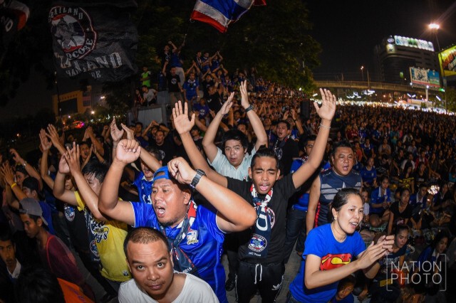 กองเชียร์ช้างศึกสุดคึกคักหน้าจอยักษ์ แมทช์ไทยเสมออิรักสุดมัน 2-2