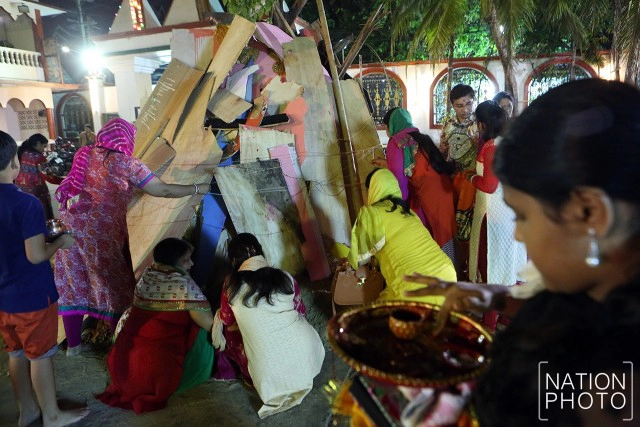 ชาวอินเดียในไทย ร่วมทำพิธีจุดกองไฟ ในคืนพระจันทร์เต็มดวง