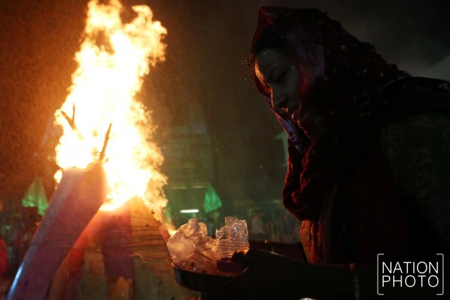 ชาวอินเดียในไทย ร่วมทำพิธีจุดกองไฟ ในคืนพระจันทร์เต็มดวง