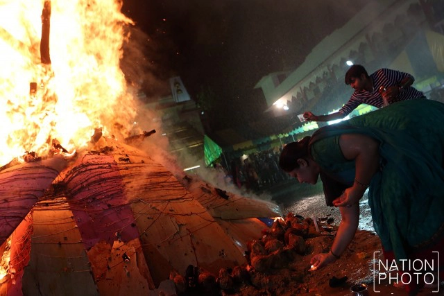 ชาวอินเดียในไทย ร่วมทำพิธีจุดกองไฟ ในคืนพระจันทร์เต็มดวง