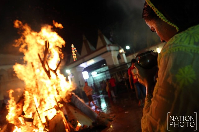 ชาวอินเดียในไทย ร่วมทำพิธีจุดกองไฟ ในคืนพระจันทร์เต็มดวง