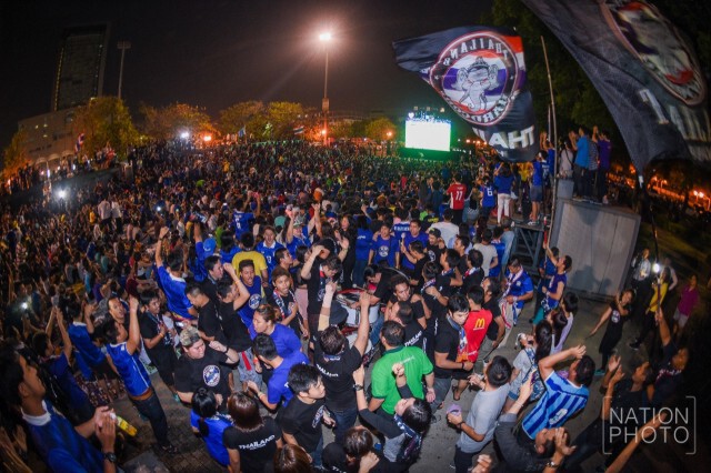 กองเชียร์ช้างศึกสุดคึกคักหน้าจอยักษ์ แมทช์ไทยเสมออิรักสุดมัน 2-2