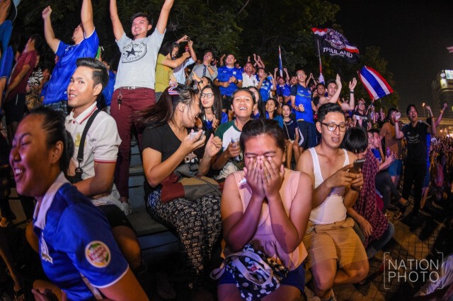 กองเชียร์ช้างศึกสุดคึกคักหน้าจอยักษ์ แมทช์ไทยเสมออิรักสุดมัน 2-2