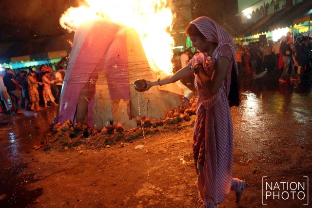 ชาวอินเดียในไทย ร่วมทำพิธีจุดกองไฟ ในคืนพระจันทร์เต็มดวง