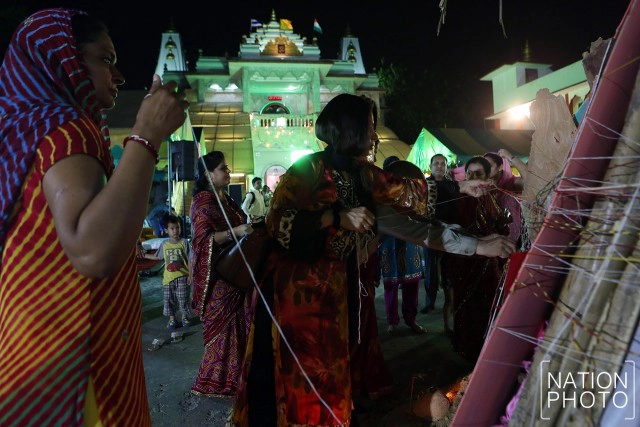 ชาวอินเดียในไทย ร่วมทำพิธีจุดกองไฟ ในคืนพระจันทร์เต็มดวง