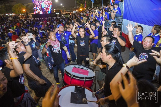 กองเชียร์คึกคัก! แห่เชียร์ช้างศึกไทย-อิรัก ผ่านจอยักษ์ แน่นลานกกท.