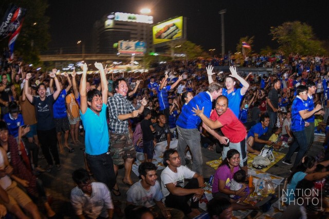 กองเชียร์ช้างศึกสุดคึกคักหน้าจอยักษ์ แมทช์ไทยเสมออิรักสุดมัน 2-2