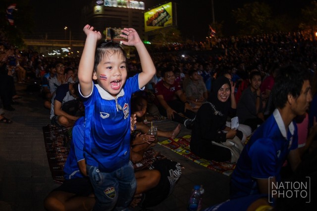กองเชียร์ช้างศึกสุดคึกคักหน้าจอยักษ์ แมทช์ไทยเสมออิรักสุดมัน 2-2