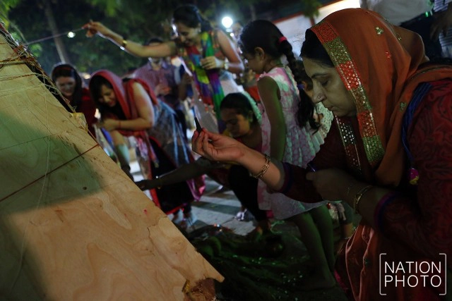 ชาวอินเดียในไทย ร่วมทำพิธีจุดกองไฟ ในคืนพระจันทร์เต็มดวง