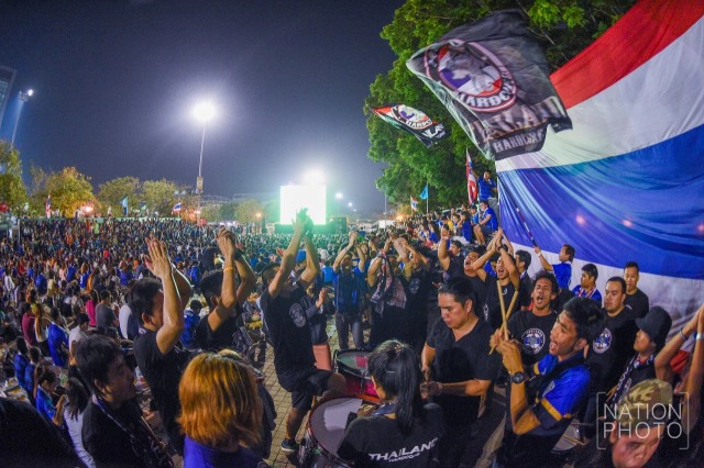 กองเชียร์คึกคัก! แห่เชียร์ช้างศึกไทย-อิรัก ผ่านจอยักษ์ แน่นลานกกท.