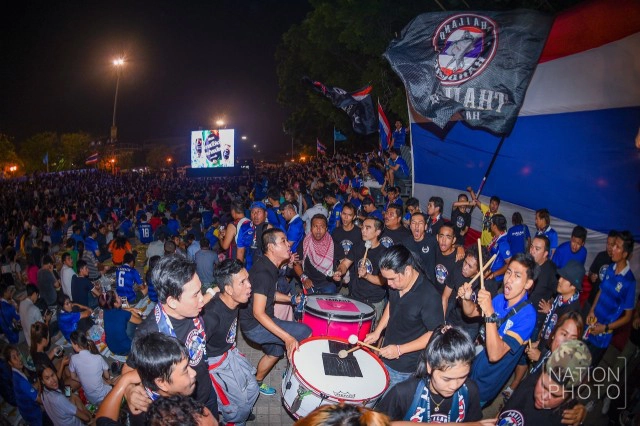 กองเชียร์คึกคัก! แห่เชียร์ช้างศึกไทย-อิรัก ผ่านจอยักษ์ แน่นลานกกท.