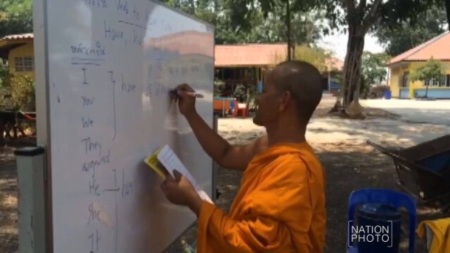 "พระ" ใช้ลานวัด สอนภาษาอังกฤษให้เด็กๆ