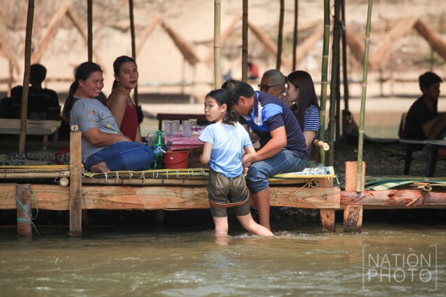 ปชช.คลายร้อน "หาดเชียงราย" น้ำลดจนเดินข้ามฝั่งได้