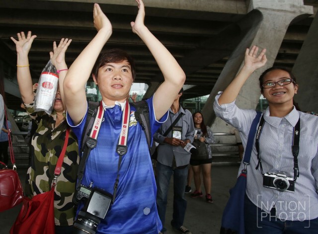ฮีโร่ "ช้างศึก" ถึงไทย แฟนบอลต้อนรับแน่น