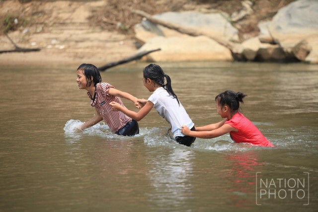 ปชช.คลายร้อน "หาดเชียงราย" น้ำลดจนเดินข้ามฝั่งได้