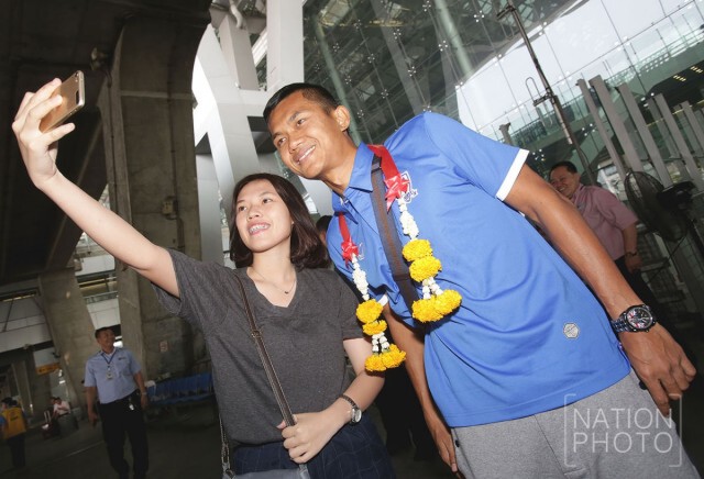 ฮีโร่ "ช้างศึก" ถึงไทย แฟนบอลต้อนรับแน่น