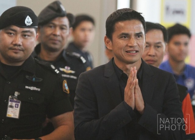 ฮีโร่ "ช้างศึก" ถึงไทย แฟนบอลต้อนรับแน่น