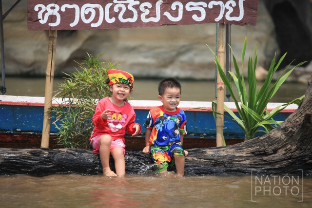 ปชช.คลายร้อน "หาดเชียงราย" น้ำลดจนเดินข้ามฝั่งได้