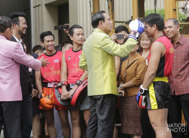 “ลุงตู่” โชว์ลีลามวยไทยหน้าทำเนียบ