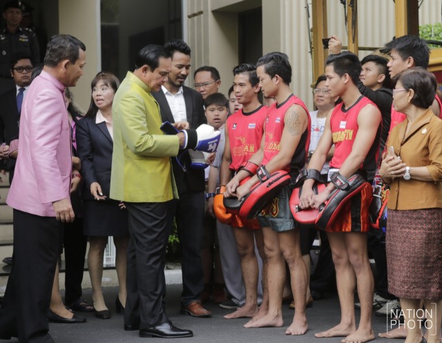 “ลุงตู่” โชว์ลีลามวยไทยหน้าทำเนียบ