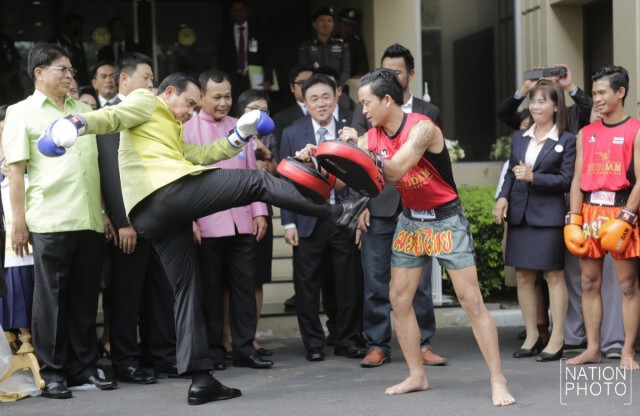 “ลุงตู่” โชว์ลีลามวยไทยหน้าทำเนียบ