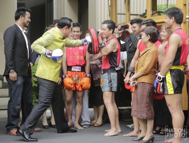 “ลุงตู่” โชว์ลีลามวยไทยหน้าทำเนียบ