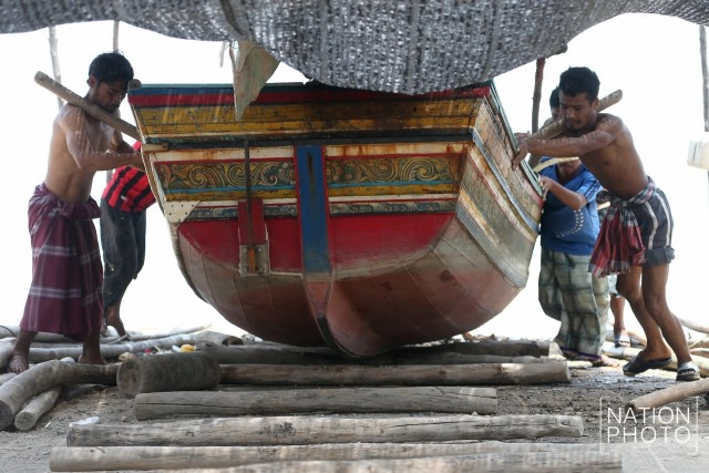 ชาวประมงบ้านปาตา เร่งลากเรือกอและขึ้นที่สูง หลังถูกคลื่นซัดเสียหายหนัก
