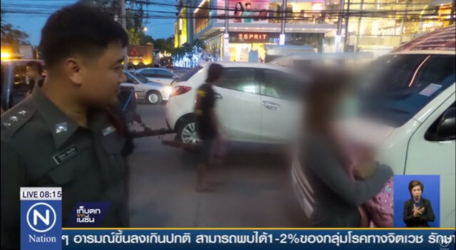สาวท้องป่วยทางจิต จอดรถขวางกลางแยกไฟแดง ทำรถติดหนักมาก