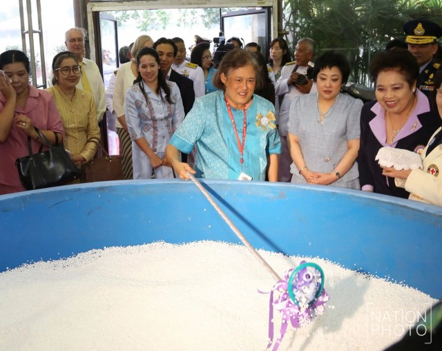 พระเทพฯ เสด็จพระราชดำเนินเปิดงานกาชาด ประจำปี 2559