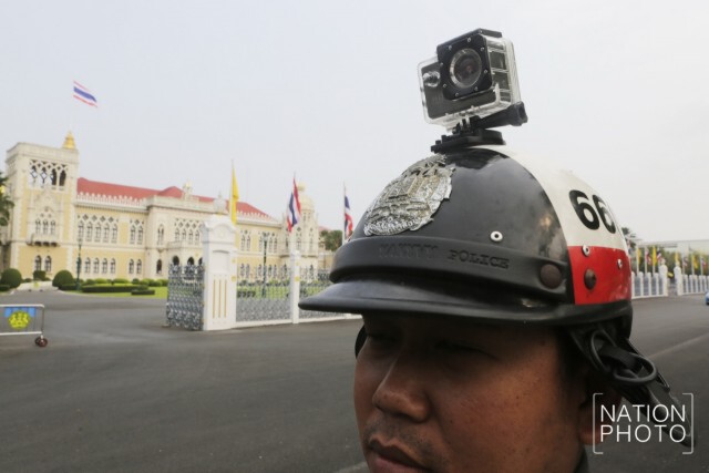 นวัตกรรมใหม่! ตำรวจประจำทำเนียบรัฐบาล ติดกล้องวิดีโอบนหมวก