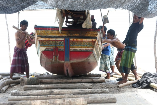 ชาวประมงบ้านปาตา เร่งลากเรือกอและขึ้นที่สูง หลังถูกคลื่นซัดเสียหายหนัก