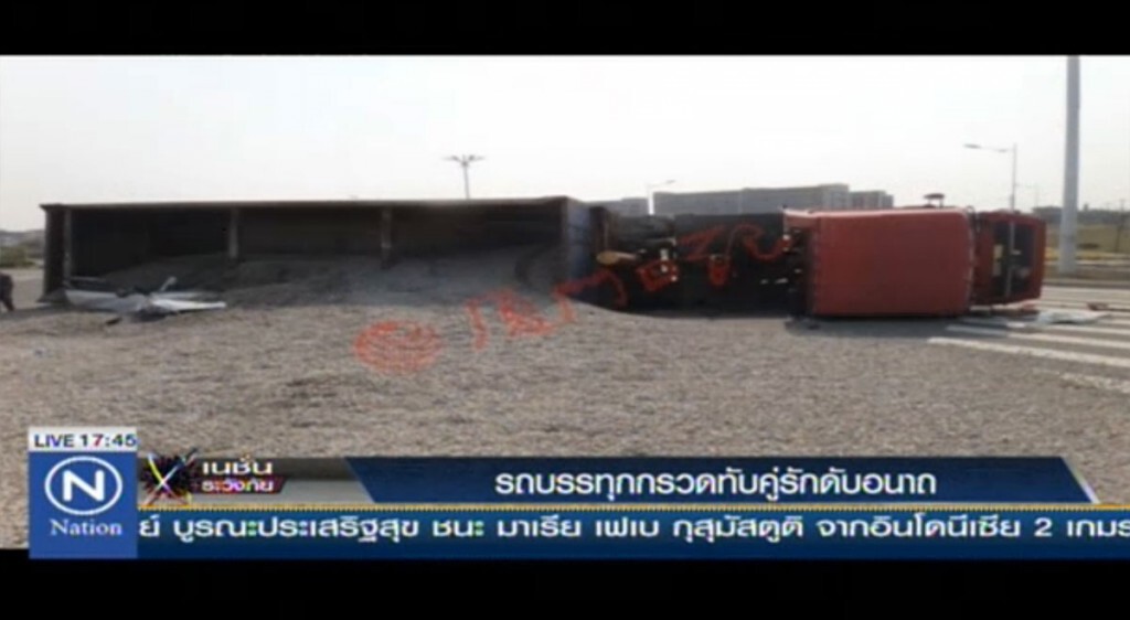 รถบรรทุกคว่ำ ทับรถยนต์ที่จีน รถบรรทุกคว่ำ ทับรถยนต์ที่จีน