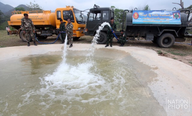 อุทยานแห่งชาติกุยบุรี เติมน้ำลงกะทะน้ำให้สัตว์ป่ากินช่วงแล้ง