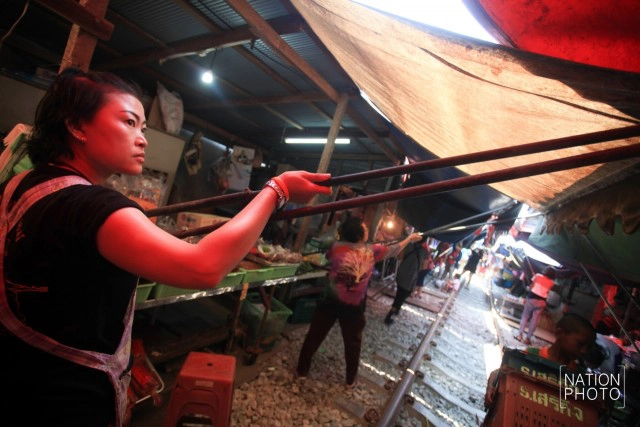 รถไฟสายบ้านแหลม-แม่กลอง วิ่งผ่าน"ตลาดร่มหุบ"อีกครั้ง
